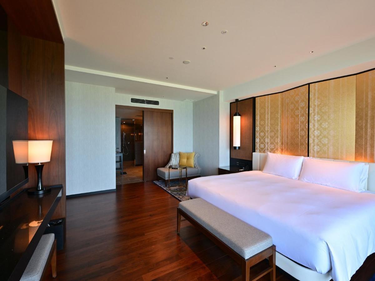 Ryukyu Hotel & Resort Nashiro Beach Itoman Exterior photo A bedroom at the hotel