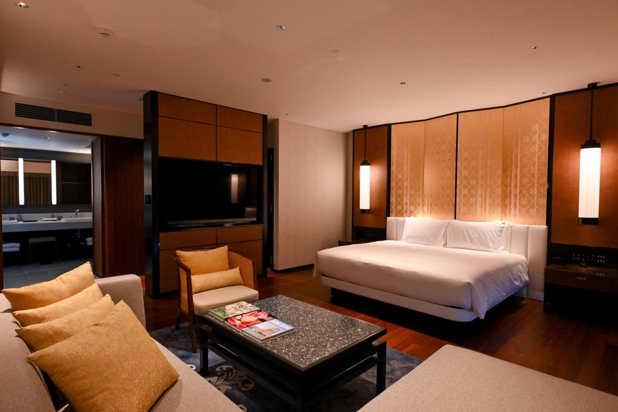 Ryukyu Hotel & Resort Nashiro Beach Itoman Exterior photo A suite at the hotel